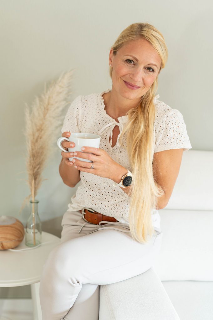 Elena Brunner-Weber mit einer Kaffeetasse in der Hand